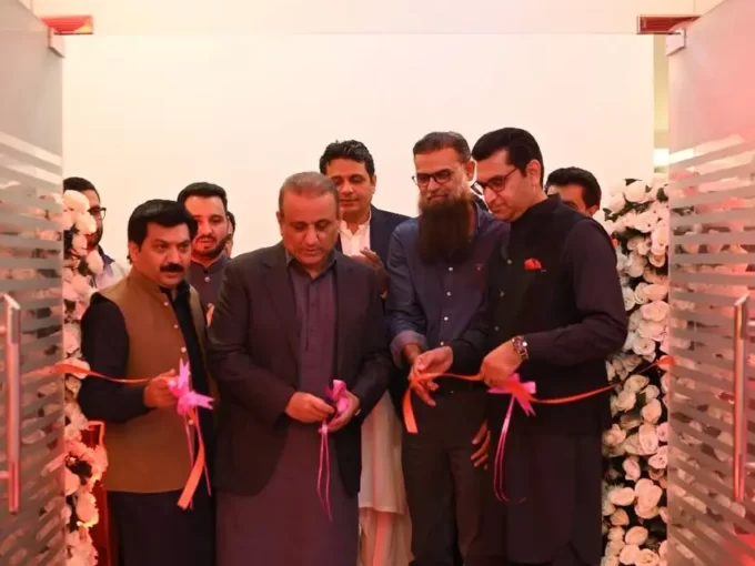 Aleem Khan cutting ribon in pearl marketing site office opening